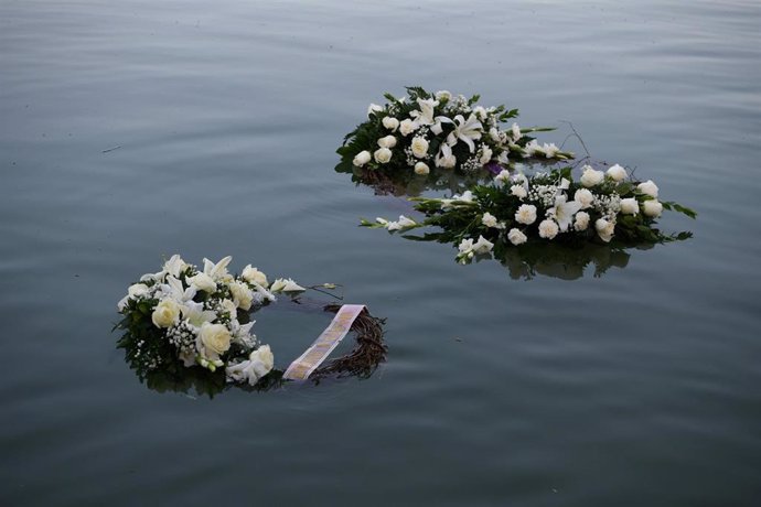 Corona de flores en recuerdo del salvadoreño y su hija ahogados en el río Bravo