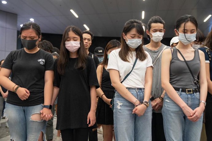 La polación se reúne junto a la sede del gobierno de Hong Kong para protestar. 