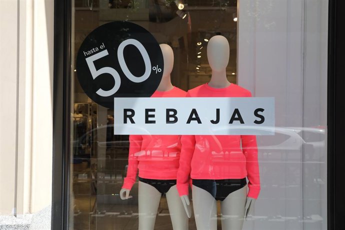 Un escarate anuncia el comienzo las rebajas de verano 2019.