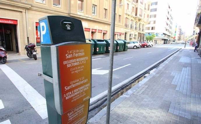 Un parquímetro de Pamplona informa sobre el estacionamiento regulado en las fiestas de San Fermín