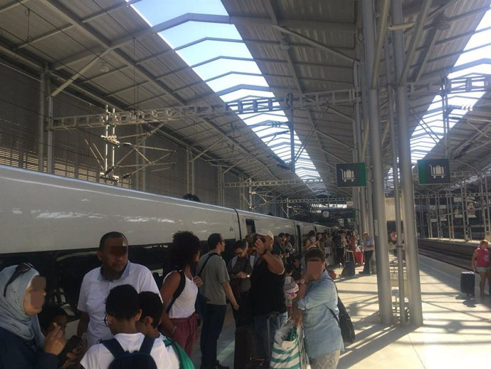 Viaje tren málaga madrid ave pasajeros trasbordo afectados por avería mecánica en la locomotora turistas ciudadanos málaga