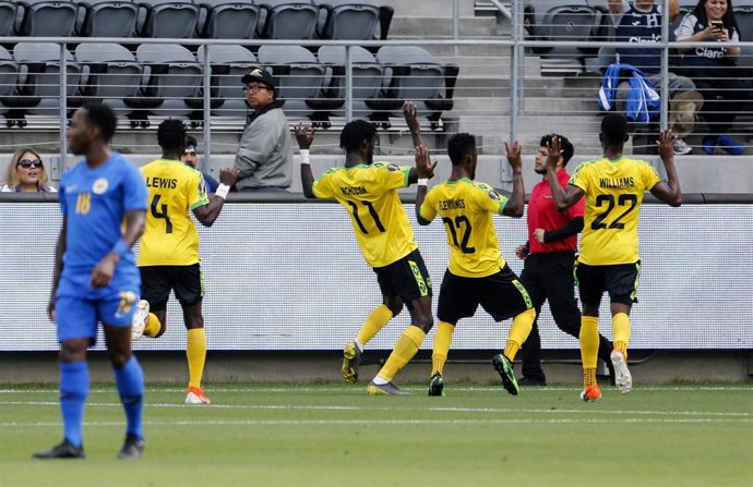 25 June 2019, US, Los Angeles: Jamaica's Shamar Nicholson (3-L) celebrates scoring his side's first goal with teammates during the 2019 CONCACAF Gold Cup group C soccer match between Jamaica and Curacao at Banc of California Stadium. Photo: Ringo Chiu/Z
