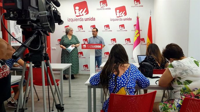 El coordinador regional de IU, Juan Ramón Crespo, en rueda de prensa