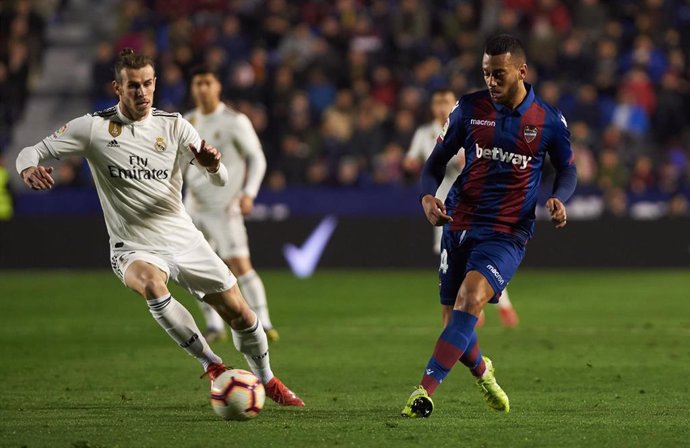 Ruben Vezo of Levante UD and Gareth Bale of Real Madrid during the La Liga match between Levante and Real Madrid at Estadio Ciutat de Valencia on February 24, 2019 in Valencia, Spain.