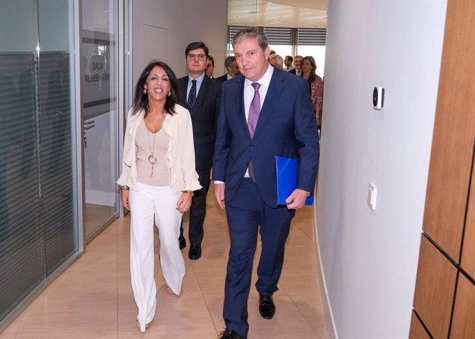 La presidenta del Parlamento andaluz, Marta Bosquet, antes de intervenir en un desayuno-coloquio en Sevilla