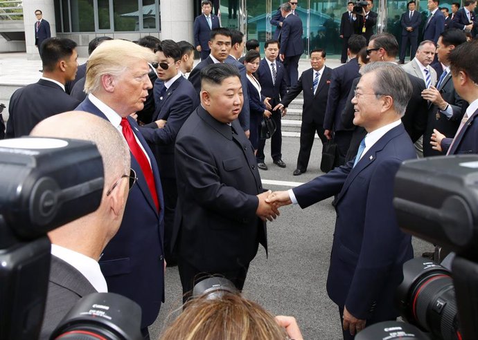 Trump con Kim Jong Un saludando al presidente de Corea del Sur, Moe Jae In