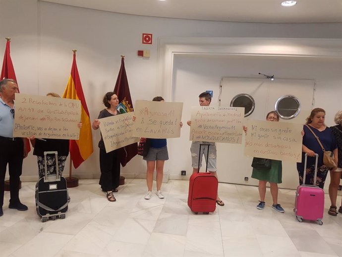 Protesta de los afectados de Argumosa en el edificio de Grupos del Ayuntamiento de Madrid.