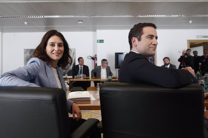 La candidata del PP a la Presidencia de la Comunidad de Madrid, Isabel Díaz Ayuso, junto al secretario general del PP, Teodoro García Egea, durante una reunión con Ciudadanos en la Asamblea de Madrid