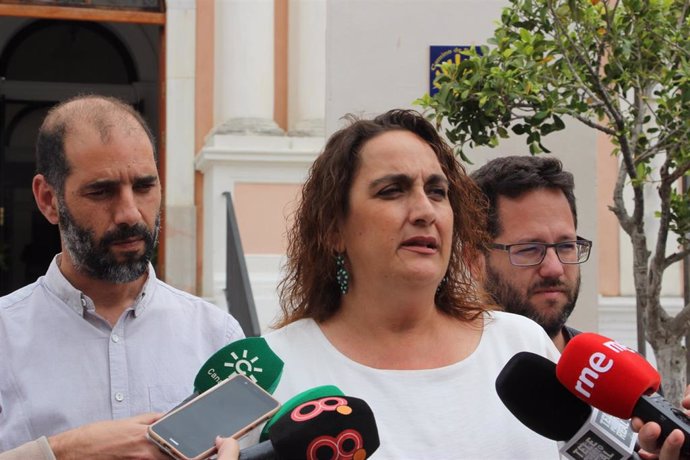 Ángela Aguilera, de Adelante Andalucía atiende a los periodistas