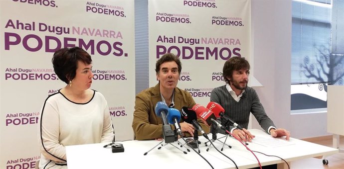 Eduardo Santos (en el centro), secretario general de Podemos Navarra, acompañado de los parlamentarios Ainhoa Aznárez y Mikel Buil