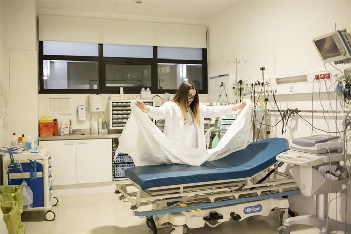 Enfermera prepara la sala de exploración de urgencias del Hospitalet de Mollet para la próxima visita