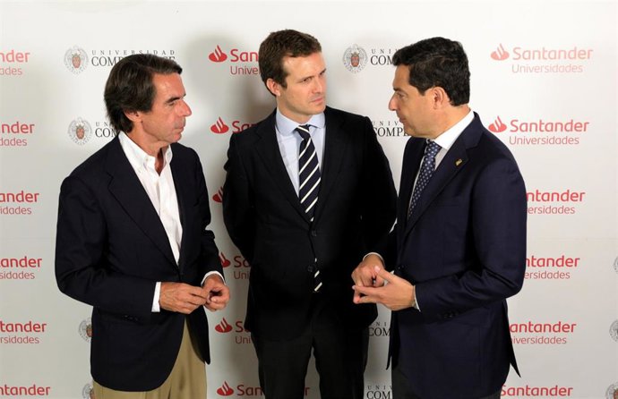 (I-D) El expresidente del Gobierno, José María Aznar, el presidente del Partido Popular, Pablo Casado y el presidente de la Junta de Andalucía, Juan Manuel Moreno Bonilla, durante el acto de apertura del Curso de Verano de FAES en el Real Centro Univers
