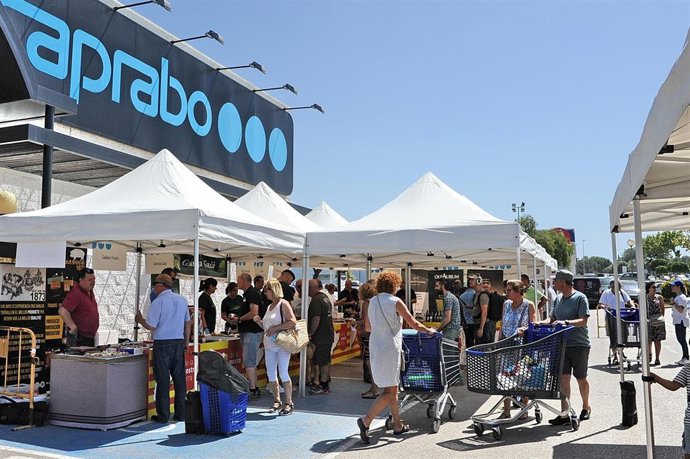 La V feria de proximidad de Caprabo en Altafulla (Tarragona) reúne a 22 pequeños productores.