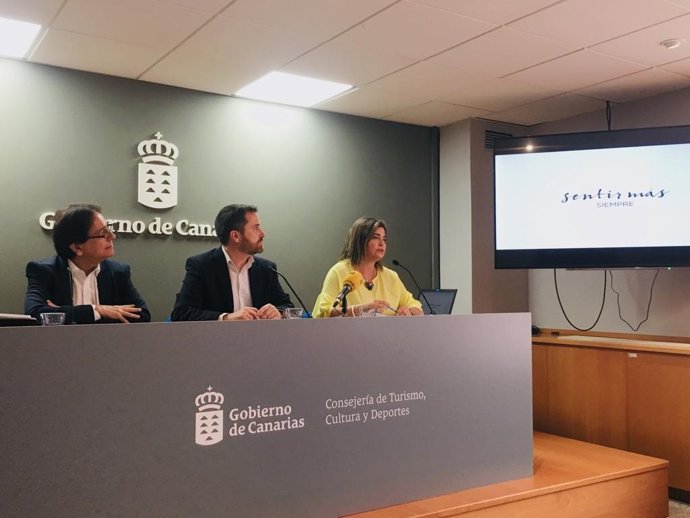 El viceconsejero de Turismo de Canarias, Cristobal de la Rosa; el consejero del ramo, Isaac Castellano, y la gerente de Promotur, María Méndez, durante la presentación del portal whatsoncanaryislands.Com