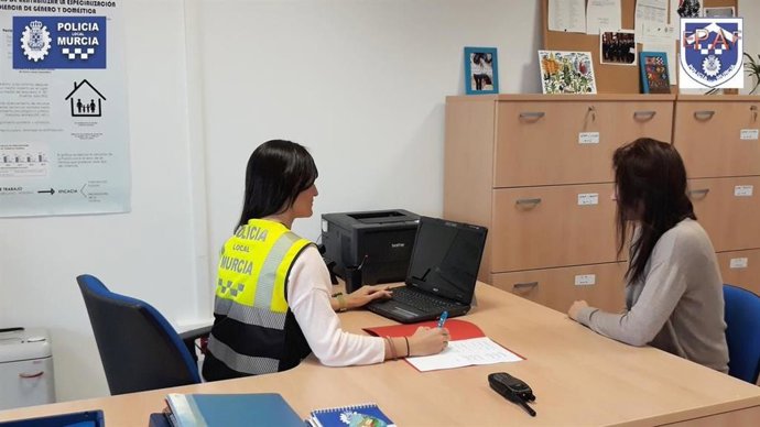 Una agente de la Policía Local de Murcia atiende a una mujer