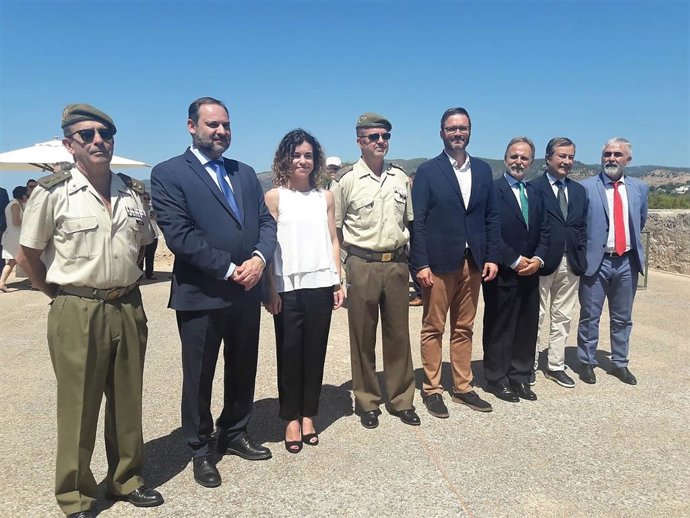 El ministro de Fomento en funciones, José Luis Ábalos (segundo por la izquierda), junto a otras autoridades en la celebración del Día Mundial de ayudas a la Navegación Marítima