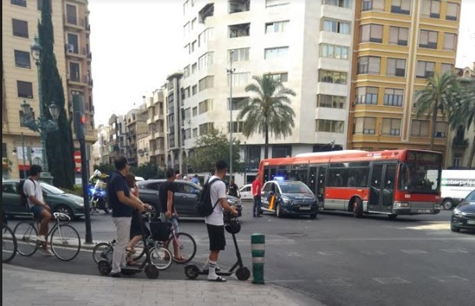Un coche de Policía en el lugar en el que se ha producido el accidente