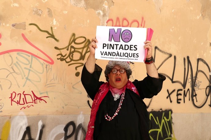 El personatge Mad Pereta, interpretat per Joan Carles Bestard, posa amb un cartell en contra de les pintades vandliques de la ciutat de Palma