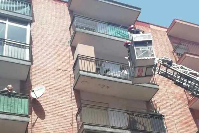 Imagen de la intervención de Bomberos para rescatar el cadáver del perro atado a un balcón en Valladolid.