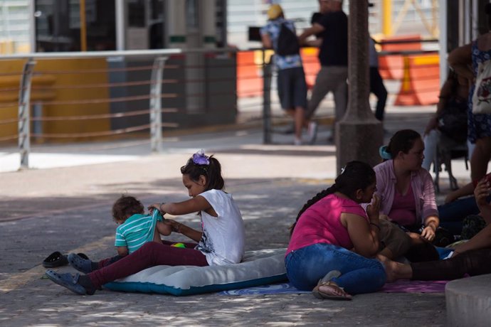 Niños esperan para solicitar asilo en Estados Unidos