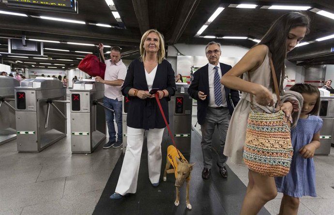 La consejera de Transportes, Rosalía Gonzalo, realiza un trayecto en Metro acompañada por voluntarios con perros en adopción.