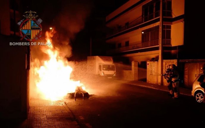 Contenedores ardiendo en Son Gibert (archivo)