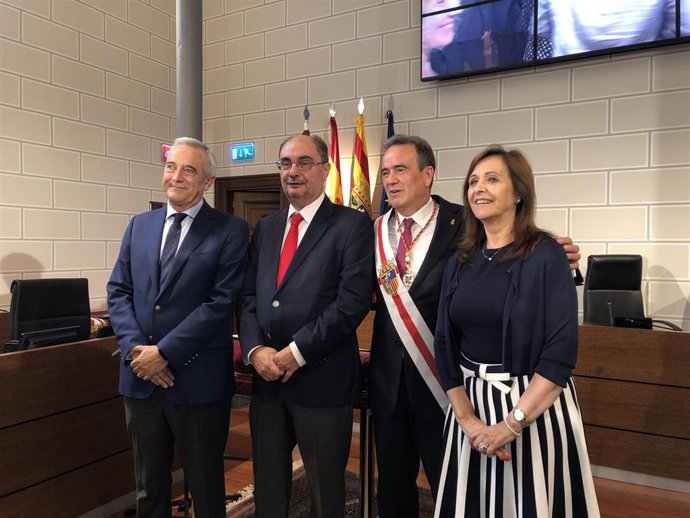 El presidente de la DPZ, Juan Antonio Sánchez Quero, junto al presidente de las Cortes, Javier Sada, el presidente en funciones de Aragón, Javier Lambán, y la delegada del Gobierno en funciones, Carmen Sánchez, tras ser reelegido este lunes en el cargo.