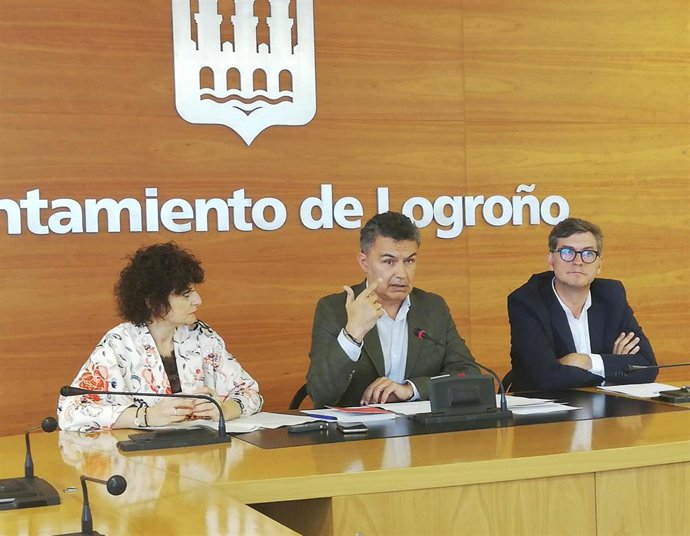 Sanz, Escobar y Lasanta (de izquierda a derecha), durante la rueda de prensa en la que han dado a conocer las principales líneas de su actuación en la oposición municipal.