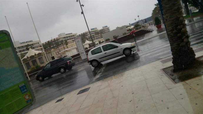Vehículos circulando por Alicante en un día de lluvia (Foto de archivo)