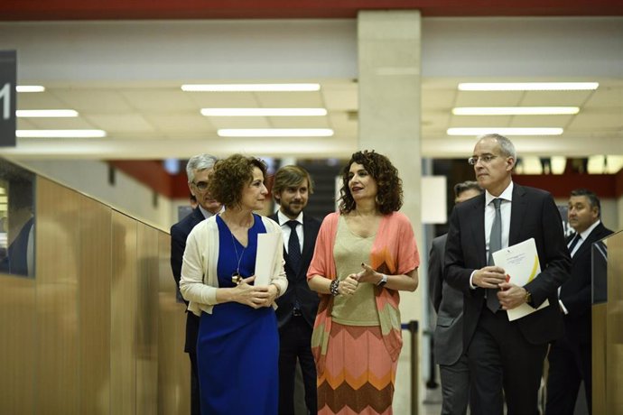 La ministra de Hacienda en funciones, María Jesús Montero (2i), durante su vista a la delegación especial de la AEAT en Madrid con motivo de la Campaña de Renta 2018.