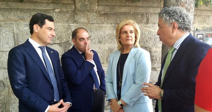 Juanma Moreno, a la izquierda, junto a Lorenzo Amor y Fátima Báñez antes de intervenir en los cursos de verano de El Escorial