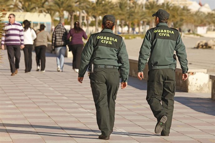 Dos agentes de la Guardia Civil en un paseo marítimo