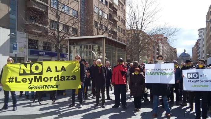    Alrededor de un centenar de personas se han concentrado este sábado en Pamplona para exigir la derogación de la llamada 'Ley Mordaza'