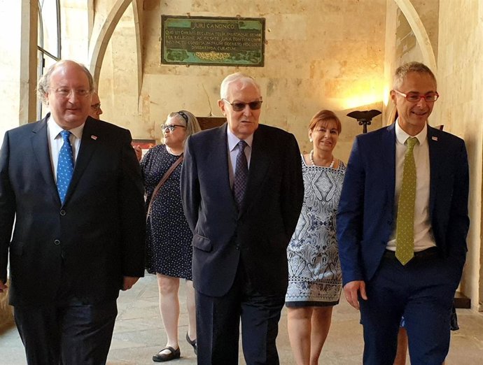 García de la Concha (centro) a su llegada al Paraninfo de la USAL.