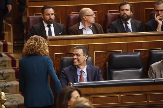 Meritxell Batet y el presidente del Gobierno en funciones, Pedro Sánchez, hablan antes de la sesión constitutiva de la Cámara baja.                     