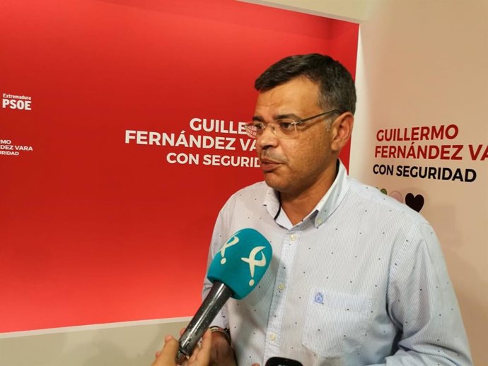 El portavoz del PSOE extremeño, Juan Antonio González, en declaraciones a los medios de comunicación para valorar el nuevo ejecutivo de Vara en esta legislatura