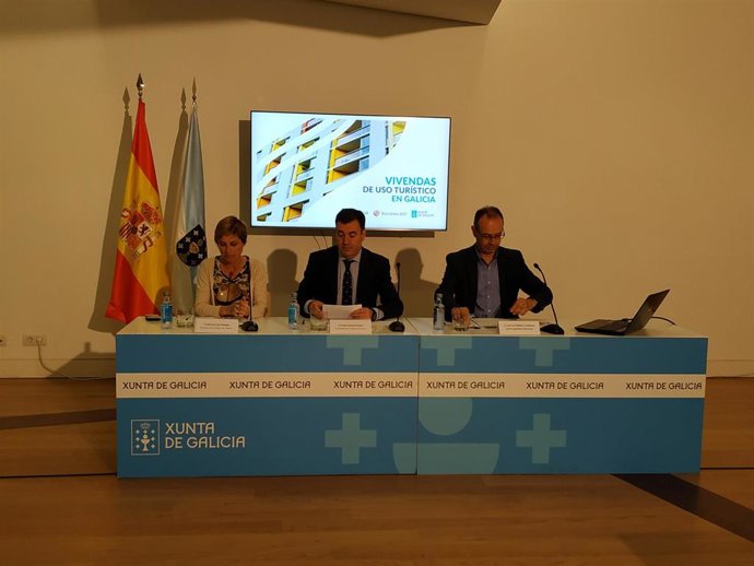 A la izquierda, Nava Castro, en el centro, Román Rodríguez.