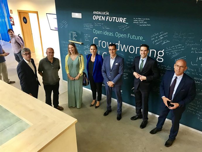 Visita de representantes de la Junta de Andalucía y Telefónica al acelerador de 'startups' El Cubo, en Sevilla.