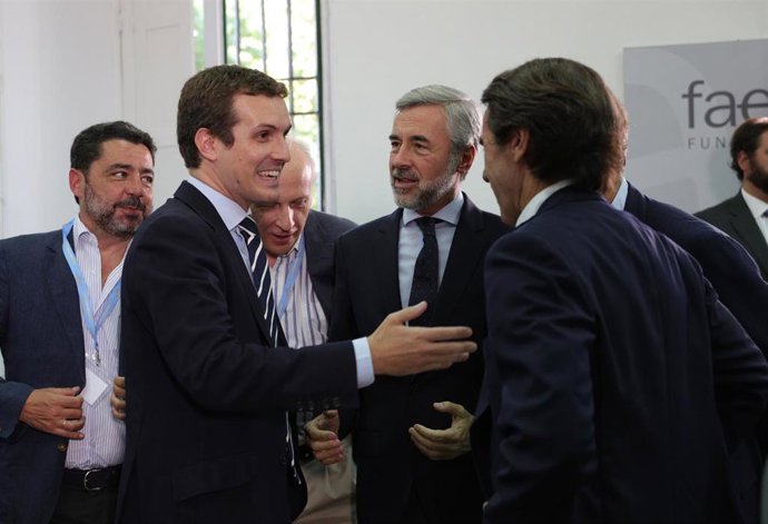 El expresidente del Gobierno, José María Aznar (5i), el presidente del Partido Popular, Pablo Casado (2i) y el exministro del Interior, Ángel Acebes (4i), durante el acto de apertura del Curso de Verano de FAES en el Real Centro Universitario Escorial-M