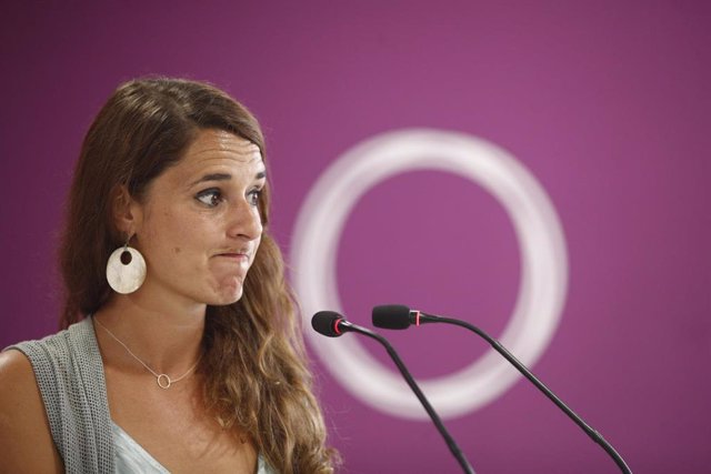 La portavoz de Podemos y diputada de Unidas Podemos, Noelia Vera, ofrece declaraciones a los medios de comunicación tras la celebración del Consejo de Coordinación de Podemos.