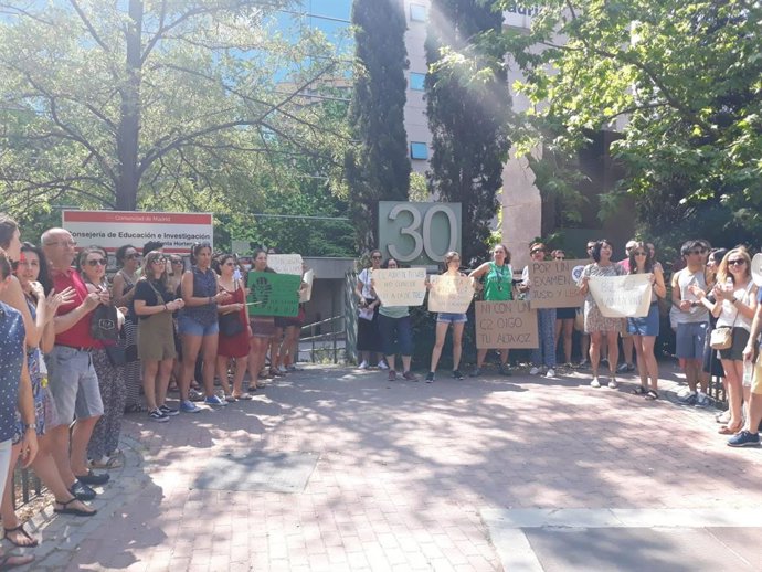 Alrededor de medio centenar de opositores a Maestro de la especialidad de inglés piden la repetición del examen