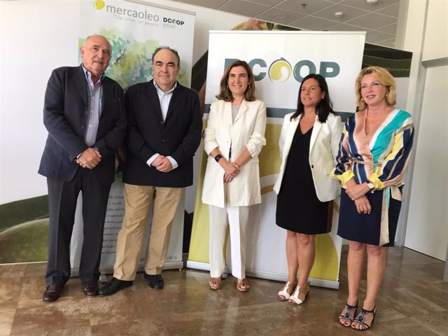 La consejera de Empleo de la Junta de Andalucía, Rocío Blanco, visita Dcoop