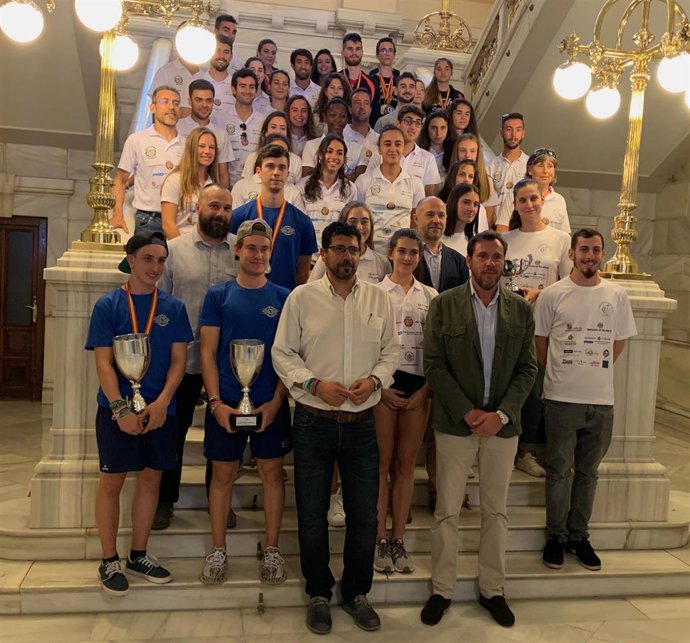 El concejal de Participación Ciudadana y Deportes, Alberto Bustos, y el alcalde, Óscar Puente, junto con los deportistas de clubes de atletismo, esgrima, hockey en línea y artes marciales chinas