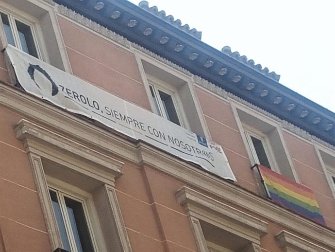 PSOE recuerda a Zerolo con una pancarta en el Edificio de Grupos