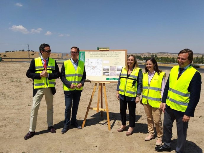 Marifrán Carazo (centro) en la visita a las obras de la Variante de Pozoblanco (Córdoba) junto al resto de autoridades.