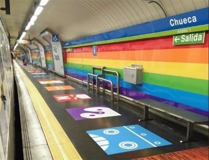 Imagen de archivo del vinilo arcoíris instalado en la estación de Chueca, que ha vuelto a colocarse temporalmente como parte de una campaña publicitaria de Netflix, tras ser retirado en julio de 2018
