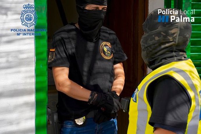 Dos agentes intervienen en la operación 'Iris' contra el tráfico de drogas, que se ha saldado con tres detenidos y ha conseguido desmantelar dos puntos de venta de droga en los barrios de Son Roca y La Vileta