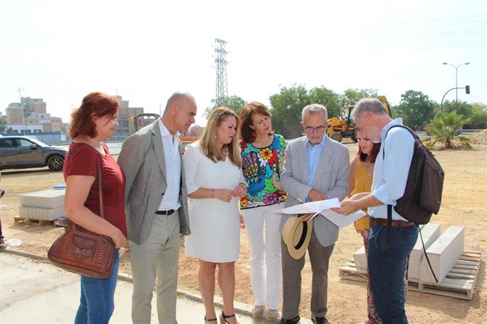 Los concejales hispalenses Antonio Muñoz, Juan Manuel Flores y María Luisa Gómez, con la comisionada del Polígono Sur
