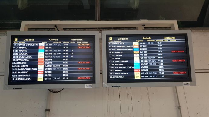 Peneles informativos del aeropuerto de Bilbao durante la primera jornada de huelga