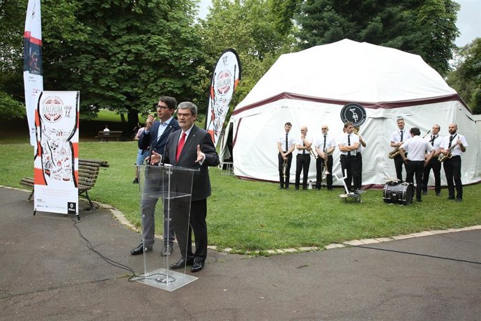 El alcalde de Bilbao, Juan María Aburto, junto junto al concejal de Cultura, Gonzalo Olabarria